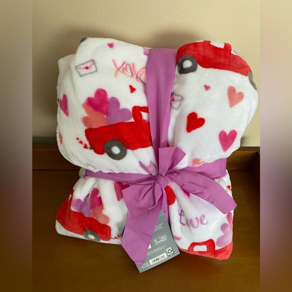 NWT Valentines Soft & Luxurious
Generously Sized 60" x 70" throw blanket